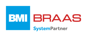 Logo von BMI BRAAS mit blauer und roter Schrift, darunter der Zusatz „SystemPartner“ in hellem Blau.